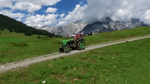 tractor,traktor,alpen,farmer,bauer,berge,drive,fast,come,mountains,coming,austria,alps,on my way,tirol,tyrol,oesterreich