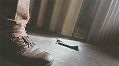 Пытки гиф. Гифки зловещие мертвецы. Evil Dead 1981 gif карандаш в ногу. Gif пытают графиком.
