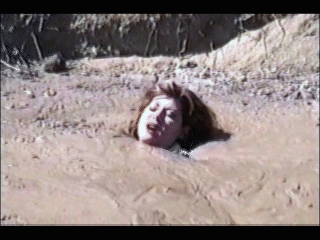 Женщина не отступала, пока не вытащила любимца из опасной ситуации